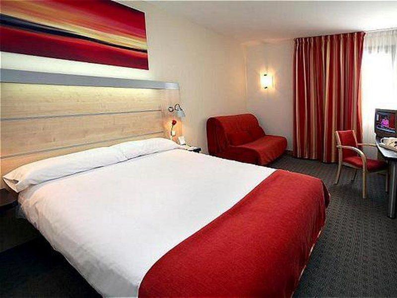 Holiday Inn Express Molins De Rei By Ihg Exterior photo