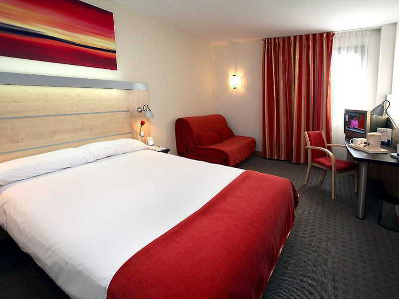 Holiday Inn Express Molins De Rei By Ihg Exterior photo